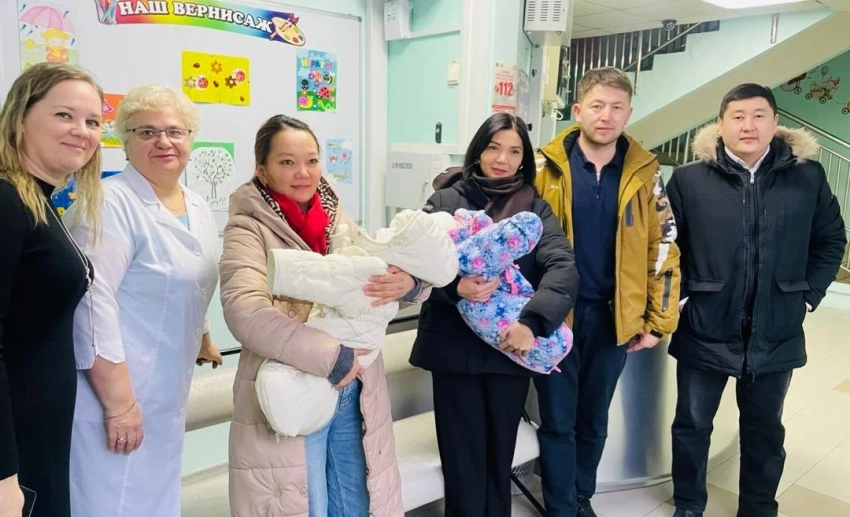 Двое детей, оставшихся без попечения родителей, возвращены из Екатеринбурга в Кыргызстан