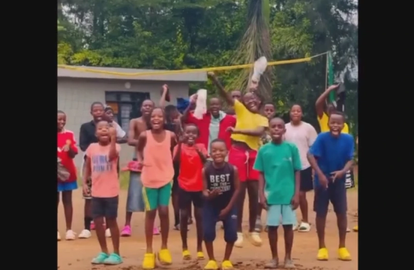 Африканские дети, станцевавшие под "Аттин ай", хотят приехать в Кыргызстан