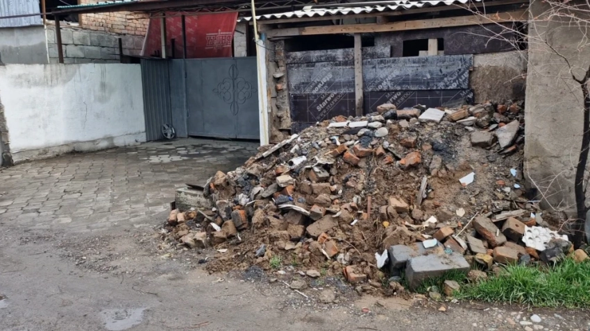 Онкобольной мужчина демонтировал часть своего дома. От него требуют снести жилье полностью