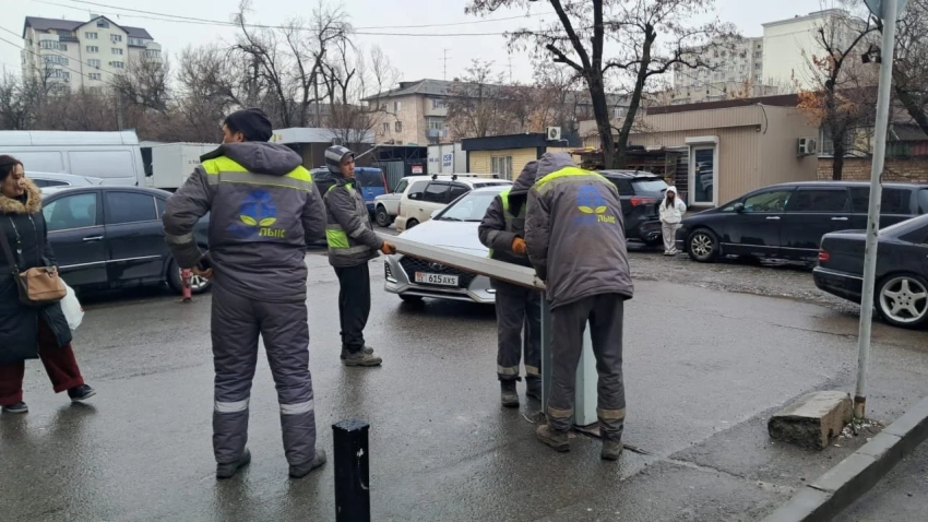Незаконные шлагбаумы демонтировали в Первомайском районе Бишкека