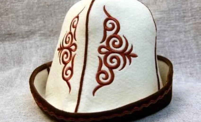 Спикер парламента поздравил кыргызстанцев с Днем ак калпака