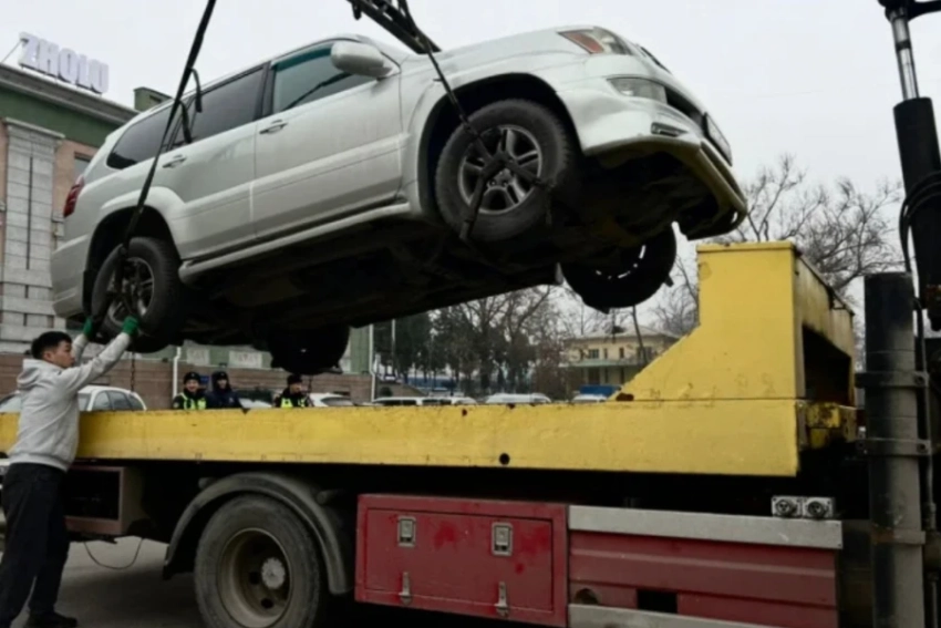 За один день в Бишкеке эвакуировали более 100 автомобилей