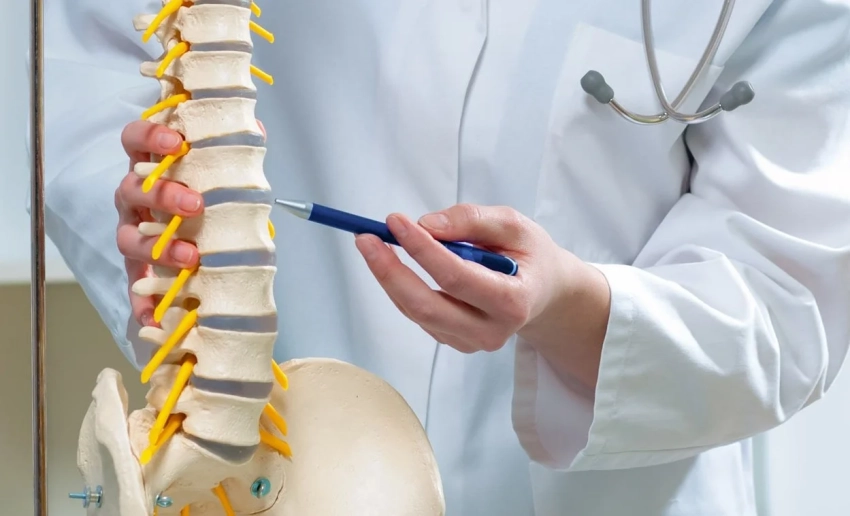 Малоподвижный образ жизни угрожает позвоночнику даже молодежи — советы врача