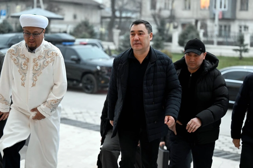 Президент провел ооз ачар в центральной мечети Бишкека