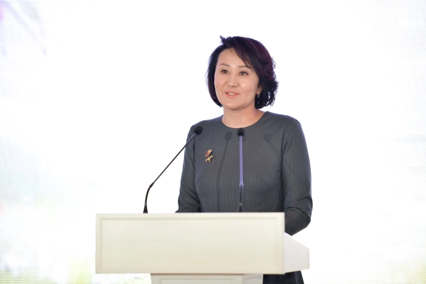 Первая леди Айгуль Жапарова поздравила женщин с 8 Марта