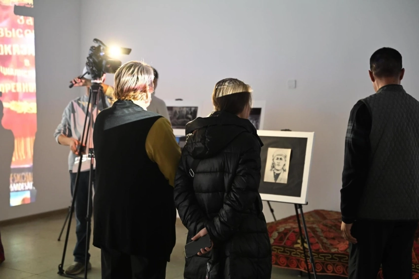 В Бишкеке открылась выставка, посвященная Уркуе Салиевой