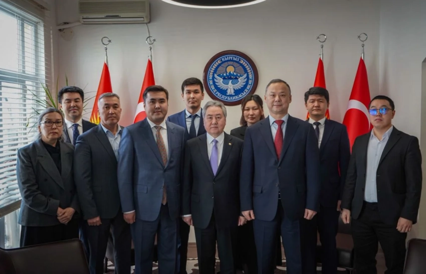 Жээнбек Кулубаев посетил генконсульство КР в Стамбуле