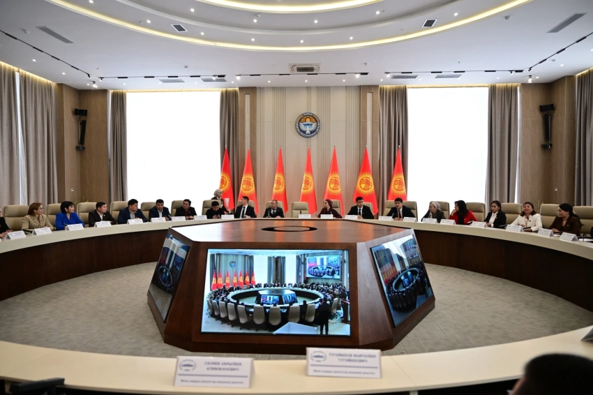 В Манасе после трехчасового спора депутаты избрали нового председателя кенеша