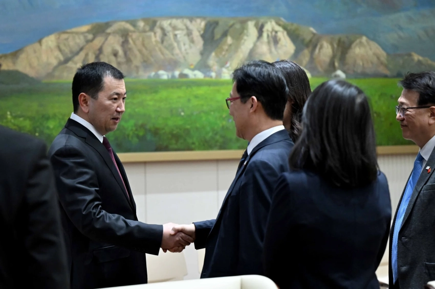 Эрлист Акунбеков встретился с послом Кореи в Кыргызстане