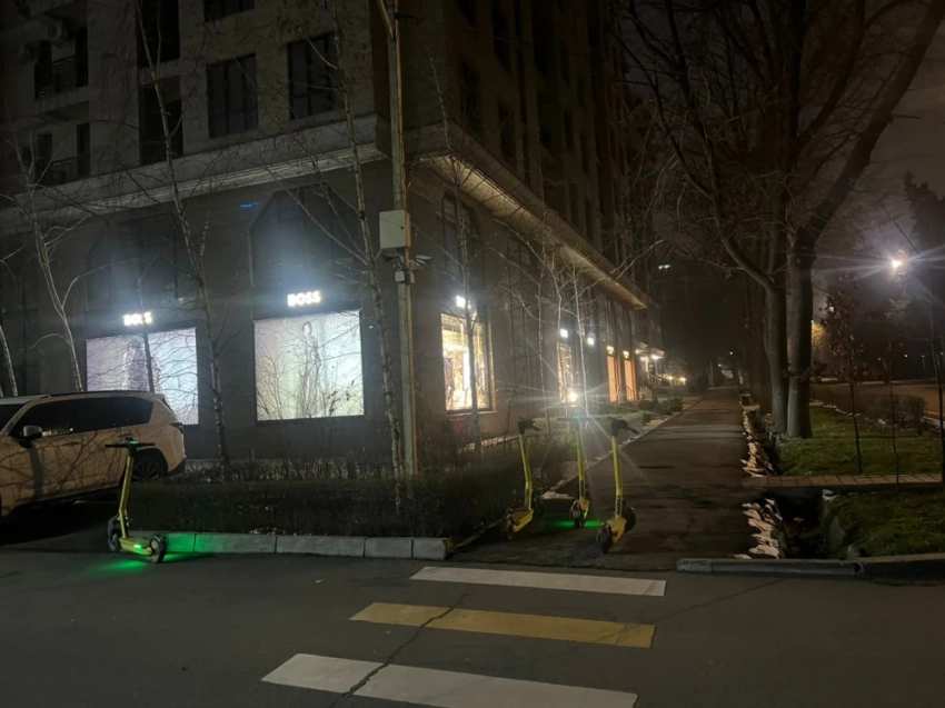 Горожане жалуются на самокатчиков: "Страшно ходить по тротуарам"