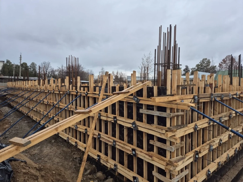 В Токтогульском районе продолжается строительство социальных объектов