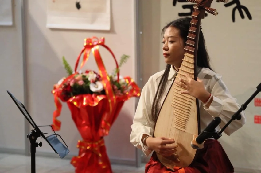 Лошадь как символ истории и дружбы: в Бишкеке открылась выставка китайской живописи