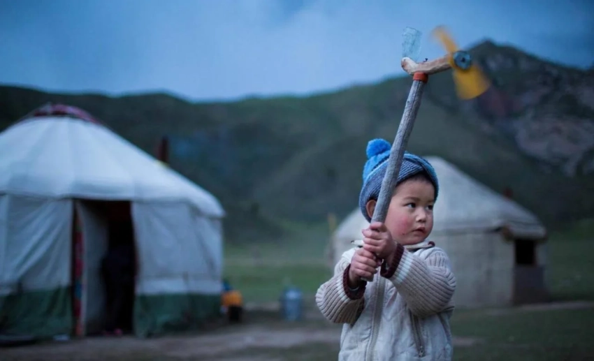 Кыргызстанцы благодарят президента за ежемесячное пособие для детей до трех лет – депутат