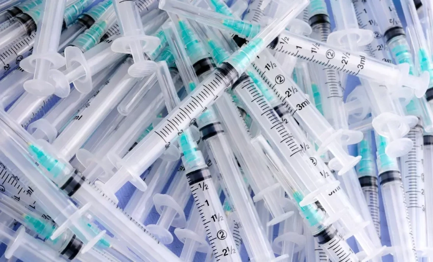 Глава государства поручил проверить закупки шприцов