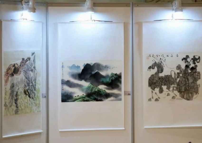 В Бишкеке открылась выставка китайской живописи "Свободный полёт лошади"