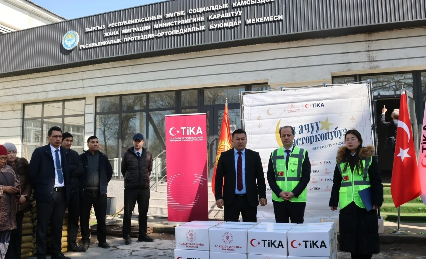 В Бишкеке 500 малообеспеченных семей получили продуктовые наборы