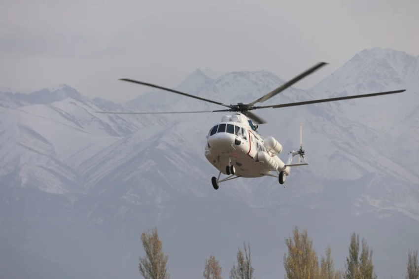 Вертолет, совершивший низкий полет в Кара-Балте, не принадлежит МЧС