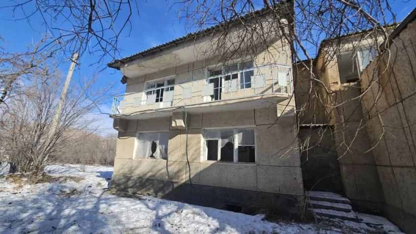 В Нарыне гостиница «Керме-Тоо» и 2,35 га земли возвращены в муниципальную собственность