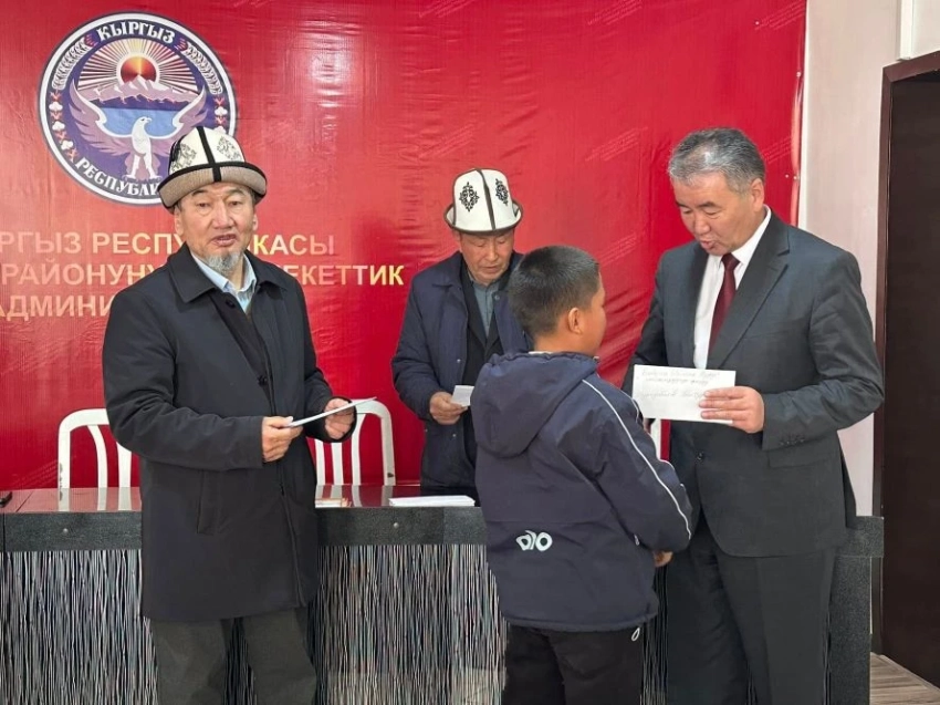 По 10 тысяч сомов вручили 60 детям-сиротам в Баткене в преддверии Орозо айта