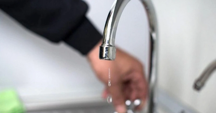 Проделки "Бишкекводоканала" или строителей? Жители центра Бишкека вторые сутки остаются без питьевой воды