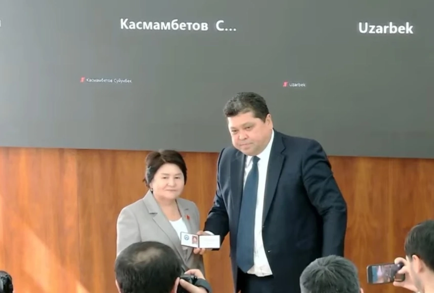 Центризбирком вручил мандаты депутатов ЖК новым парламентариям