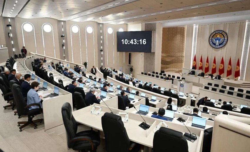 Депутаты Ормонов, Калбердиева, Чойбеков и Мурзакимова принесли присягу в ЖК