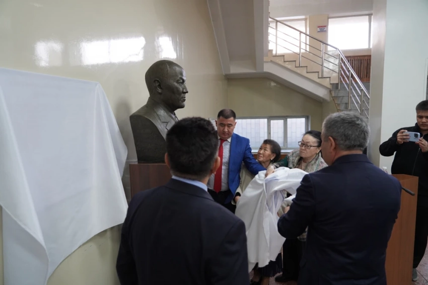 В Бишкеке открыли мемориальный бюст экс-главе Верховного суда Абдыкасыму Супатаеву