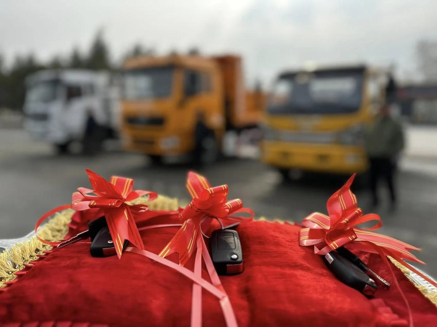 Мэрия Баткена получила новую спецтехнику на сумму более 12,6 млн сомов