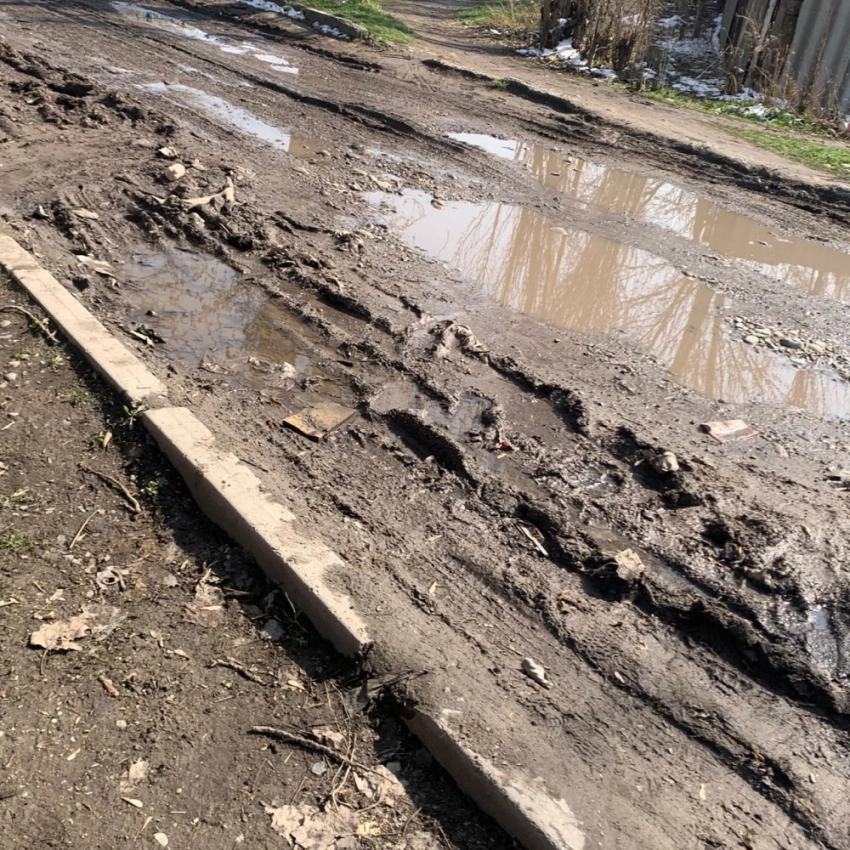 "Разбитые дороги". Жители жалуются на грязь и бездорожье
