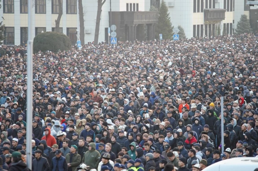 В Бишкеке состоялся Айт-намаз: более 30 тысяч верующих пришли на Старую площадь