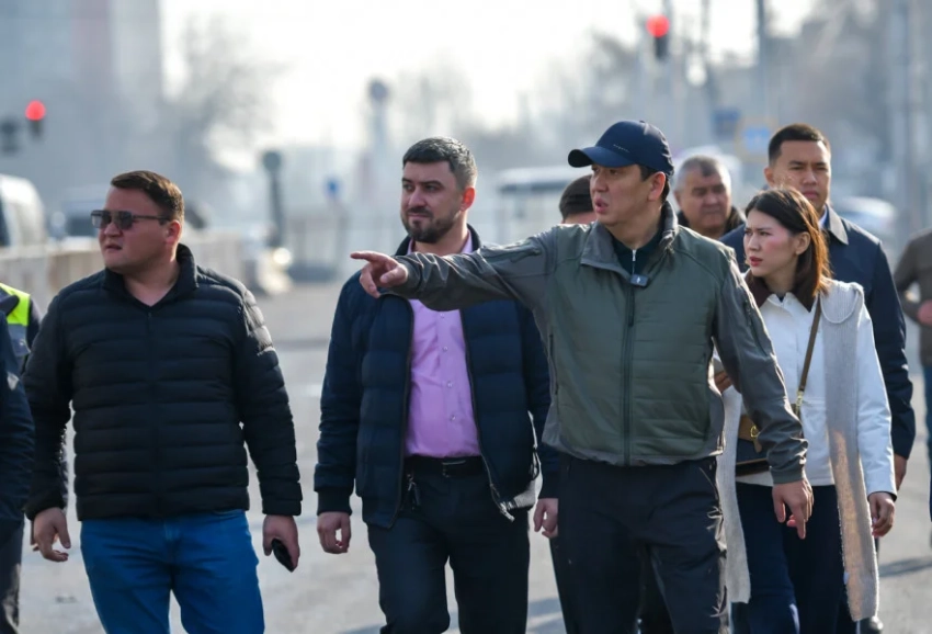 Новый сквер, ремонт дорог. Мэр Бишкека проверил ход работ на ряде объектов