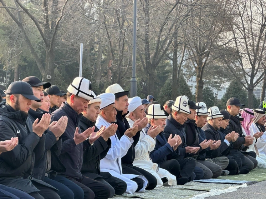 В центре Бишкека провели праздничный айт намаз. Видео, фото