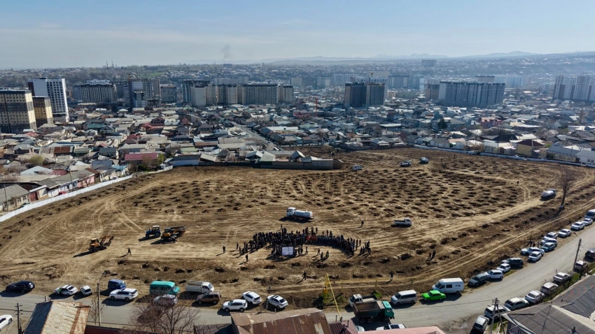 Территорию бывшего кладбища в городе Ош превращают в зеленую зону