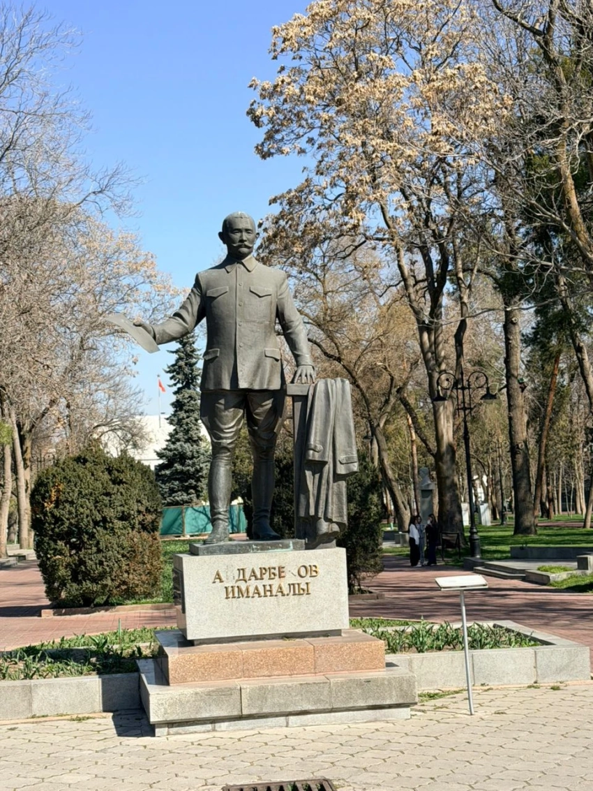 Возле здания Минкультуры разваливается памятник Айдарбекову — отвалились буквы