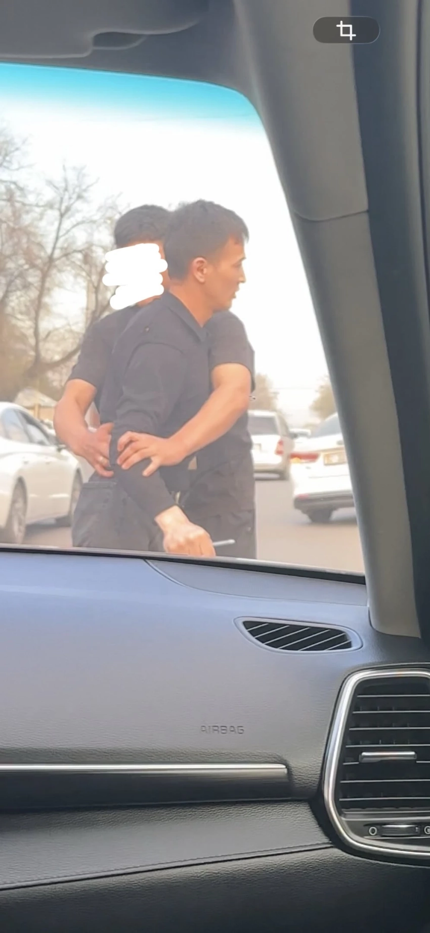 В Бишкеке таксист устроил разборки прямо во время заказа