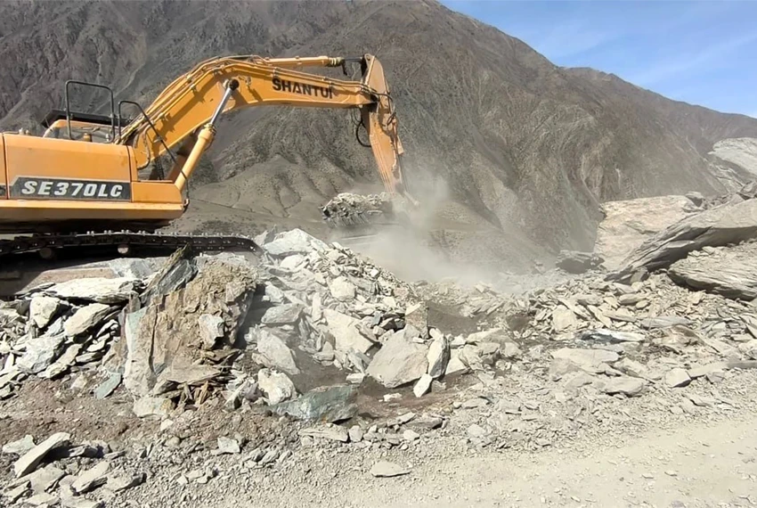 Участок трассы север — юг расчищают от камней и снежных лавин