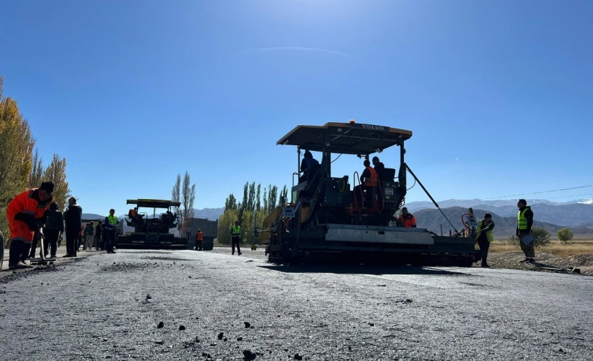 В Манасе и Джалал-Абадской области строят ключевые автотрассы