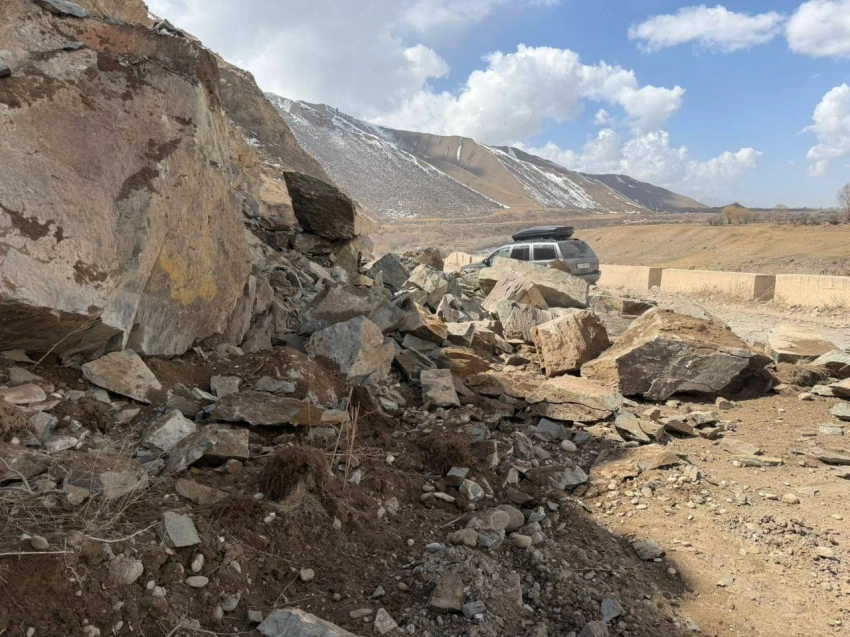 Камнепад на трассе Арык — Орук-Там: водители сами расчищают дорогу