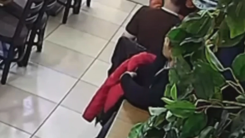 Карманник вытащил 450 000 сомов из куртки в бишкекском кафе